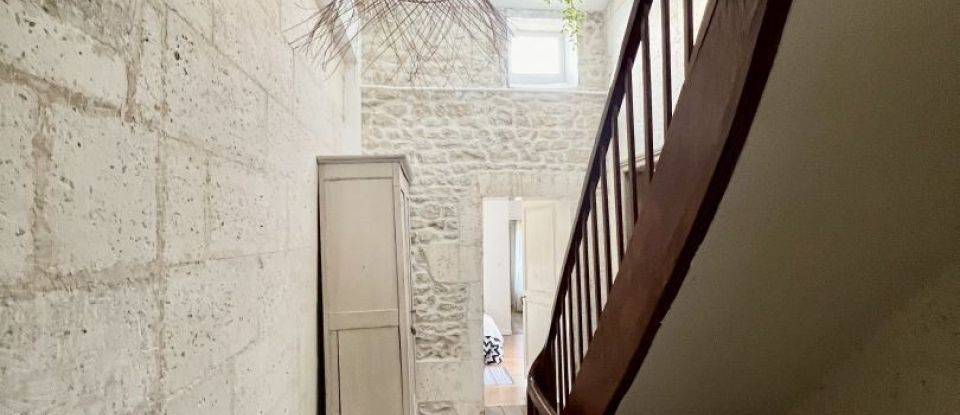 Maison 8 pièces de 210 m² à Ruelle-sur-Touvre (16600)