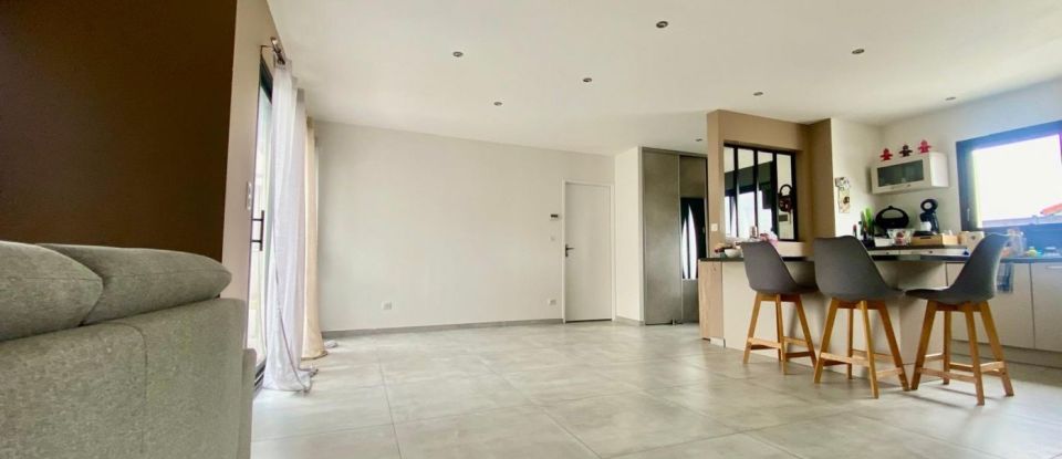 House 5 rooms of 110 m² in Chambéon (42110)