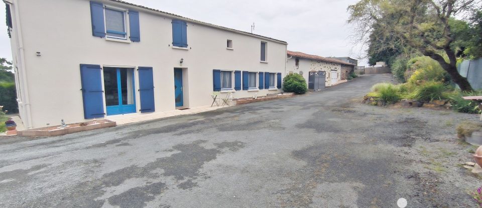 Longère 5 pièces de 234 m² à Montournais (85700)