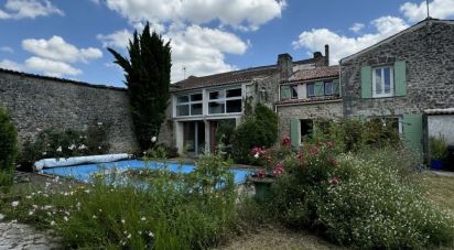 Maison 12 pièces de 310 m² à Saintes (17100)