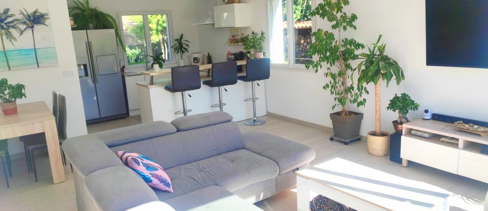 House 4 rooms of 77 m² in Six-Fours-les-Plages (83140)