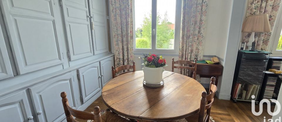 Traditional house 5 rooms of 150 m² in Saint-Jean-de-la-Ruelle (45140)