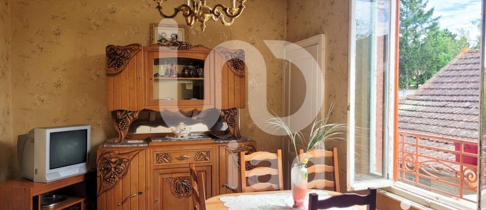 House 4 rooms of 77 m² in Désertines (03630)