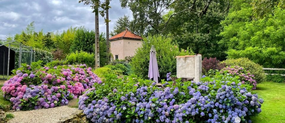 Maison 15 pièces de 314 m² à Rouzède (16220)