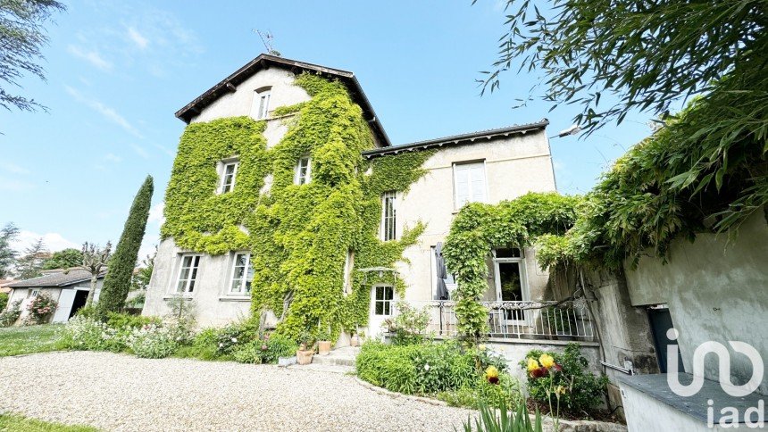 Maison 8 pièces de 272 m² à Saint-Priest-en-Jarez (42270)