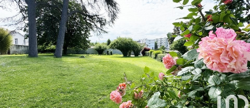 Maison 8 pièces de 272 m² à Saint-Priest-en-Jarez (42270)