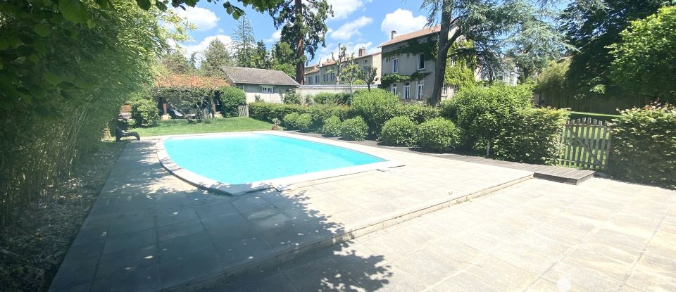 Maison 8 pièces de 272 m² à Saint-Priest-en-Jarez (42270)