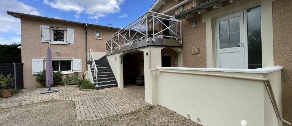 House 7 rooms of 210 m² in Quincié-en-Beaujolais (69430)