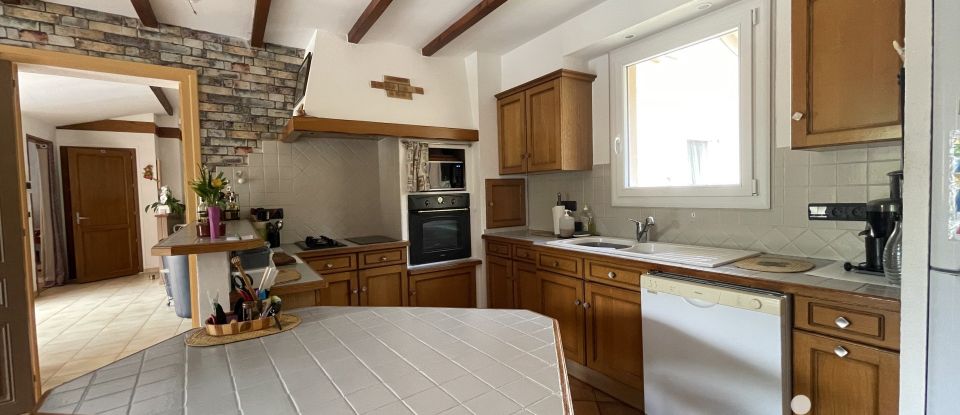 House 7 rooms of 210 m² in Quincié-en-Beaujolais (69430)