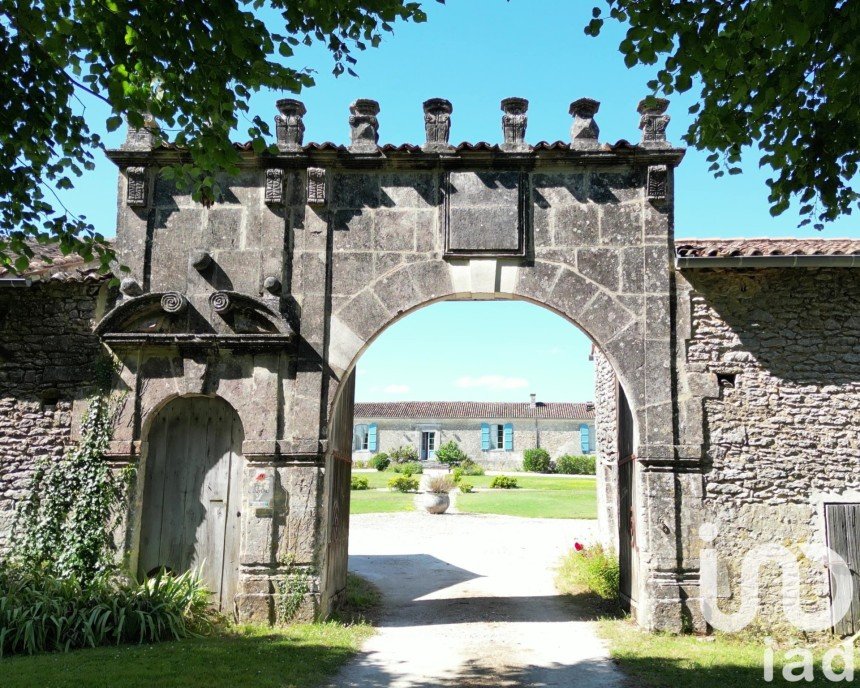 Domaine 15 pièces de 695 m² à Saint-Bris-des-Bois (17770)