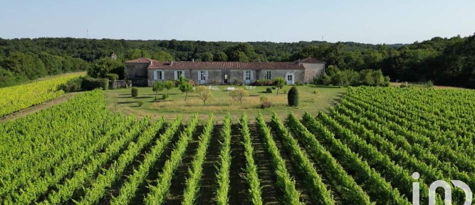 Domaine 15 pièces de 695 m² à Saint-Bris-des-Bois (17770)