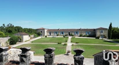 Domaine 15 pièces de 695 m² à Saint-Bris-des-Bois (17770)