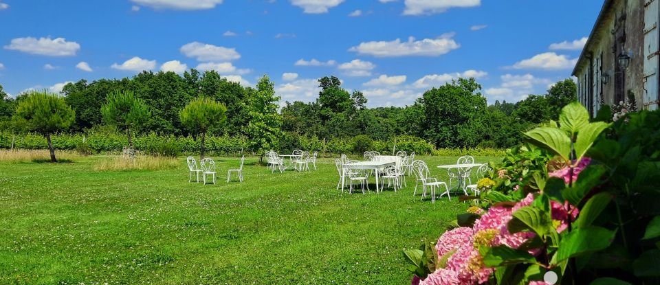 Domaine 15 pièces de 695 m² à Saint-Bris-des-Bois (17770)