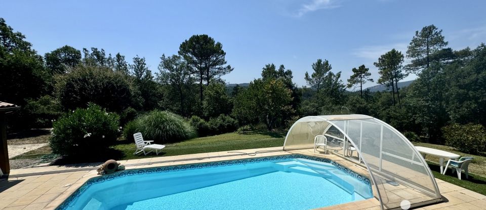 House 7 rooms of 205 m² in Saint-Paul-en-Forêt (83440)