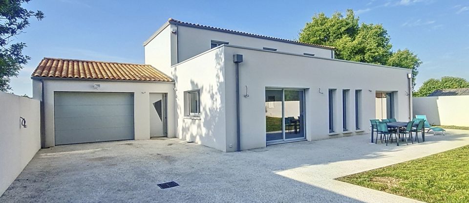 Maison 7 pièces de 175 m² à Surgères (17700)