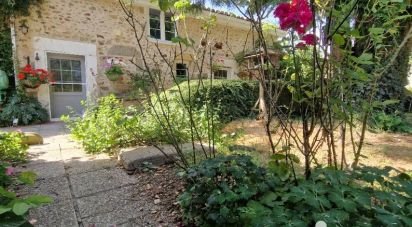 Country house 4 rooms of 159 m² in Fenioux (79160)