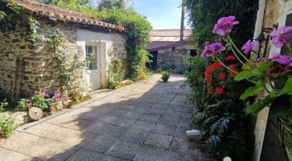 Country house 4 rooms of 159 m² in Fenioux (79160)