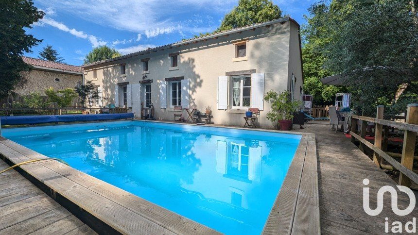 Maison de campagne 7 pièces de 202 m² à Chevanceaux (17210)