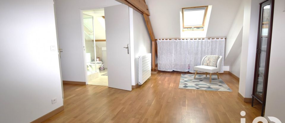 Traditional house 8 rooms of 146 m² in La Ville-du-Bois (91620)