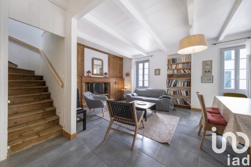 Traditional house 5 rooms of 73 m² in Sainte-Marie-de-Ré (17740)