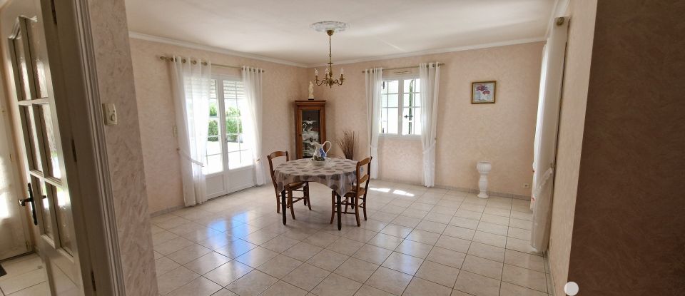 Traditional house 4 rooms of 130 m² in Saint-Mathurin (85150)