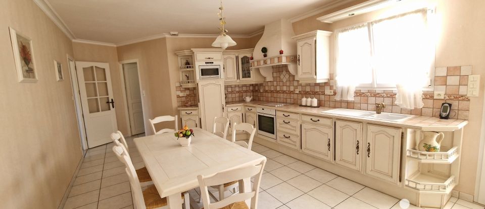 Traditional house 4 rooms of 130 m² in Saint-Mathurin (85150)