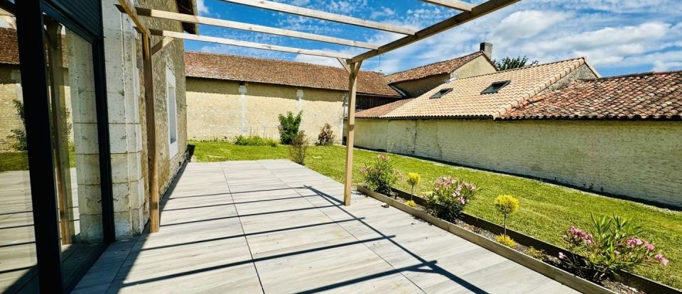 Maison 8 pièces de 222 m² à CÔTEAUX DU BLANZACAIS (16250)