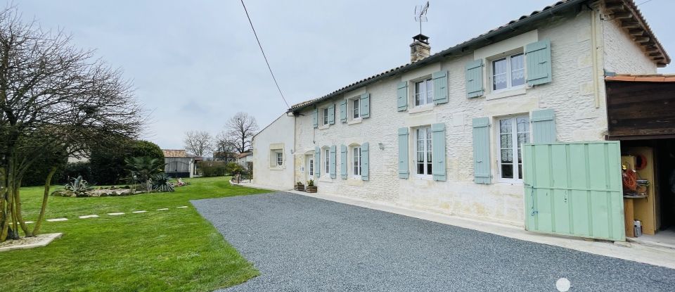 Maison de campagne 9 pièces de 253 m² à Jonzac (17500)