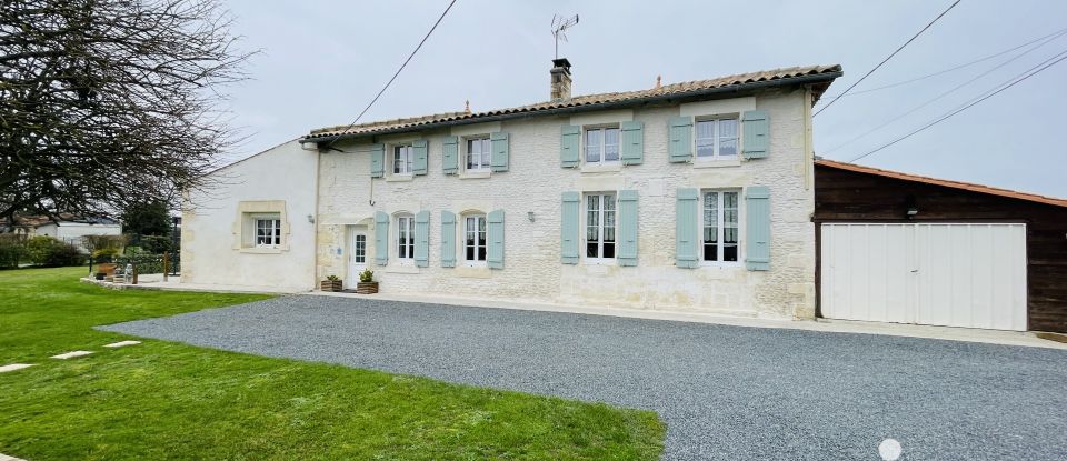 Maison de campagne 9 pièces de 253 m² à Jonzac (17500)