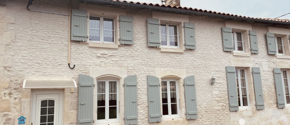 Maison de campagne 9 pièces de 253 m² à Jonzac (17500)