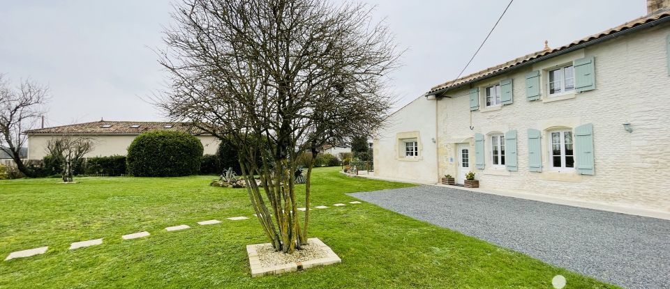 Maison de campagne 9 pièces de 253 m² à Jonzac (17500)