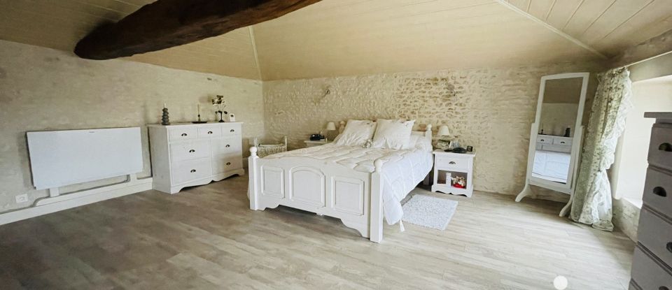 Maison de campagne 9 pièces de 253 m² à Jonzac (17500)