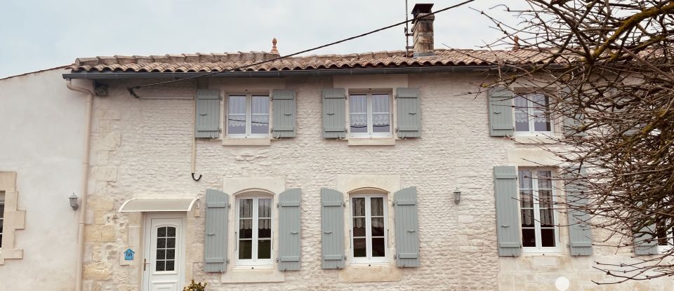 Maison de campagne 9 pièces de 253 m² à Jonzac (17500)