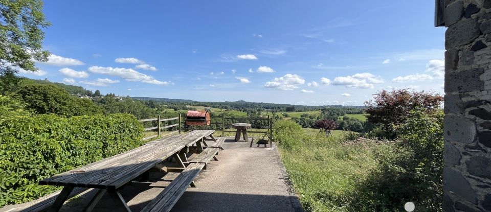 Lodge 18 rooms of 613 m² in La Tour-d'Auvergne (63680)