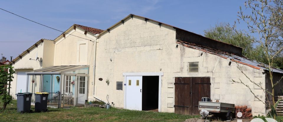 Maison de campagne 3 pièces de 94 m² à Vernoux-en-Gâtine (79240)