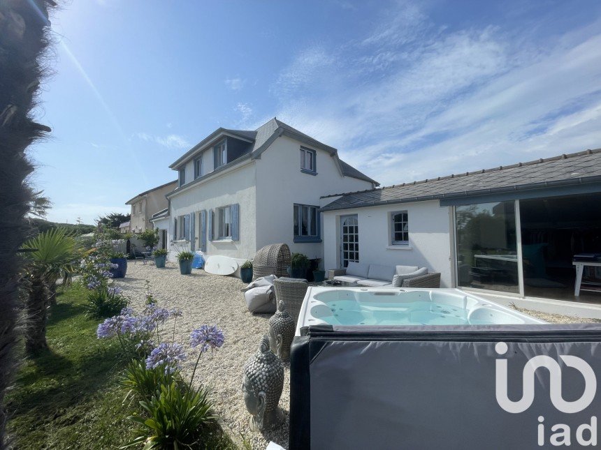 Traditional house 7 rooms of 175 m² in Anneville-sur-Mer (50560)