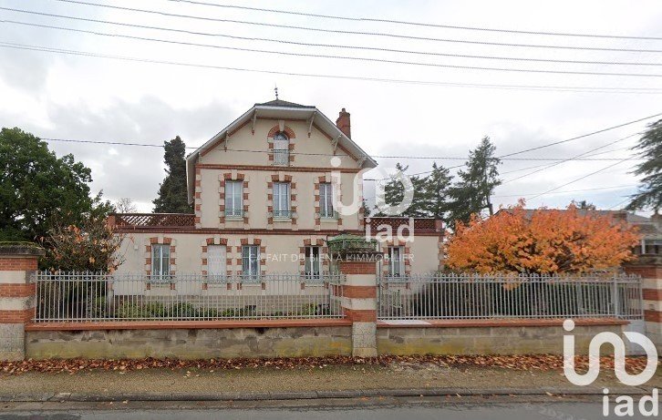 Maison traditionnelle 10 pièces de 256 m² à Saint-Florent-sur-Cher (18400)