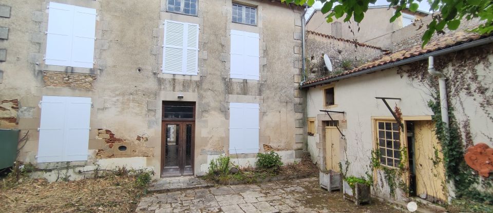 Town house 10 rooms of 228 m² in Lussac-les-Châteaux (86320)