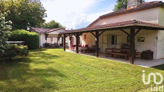 Country house 8 rooms of 200 m² in Le Tuzan (33125)