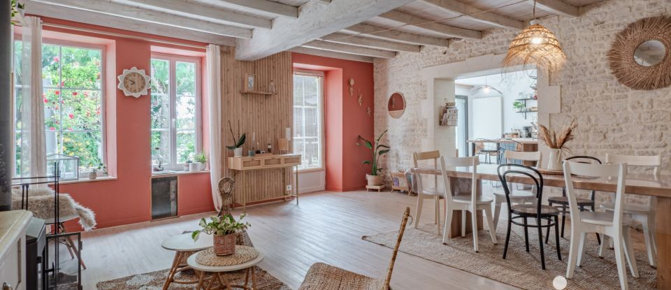 Maison traditionnelle 12 pièces de 375 m² à Surgères (17700)