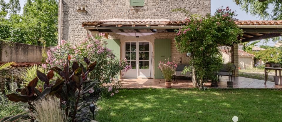 Traditional house 12 rooms of 375 m² in Surgères (17700)