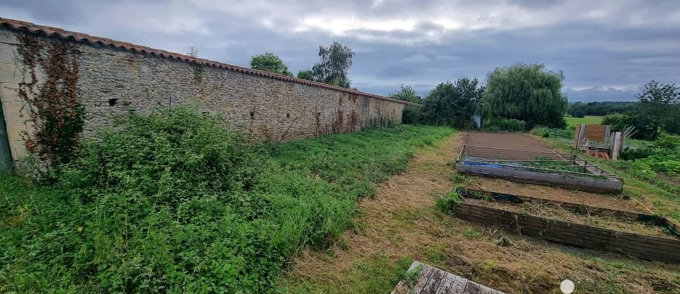 Maison traditionnelle 5 pièces de 273 m² à Sigournais (85110)