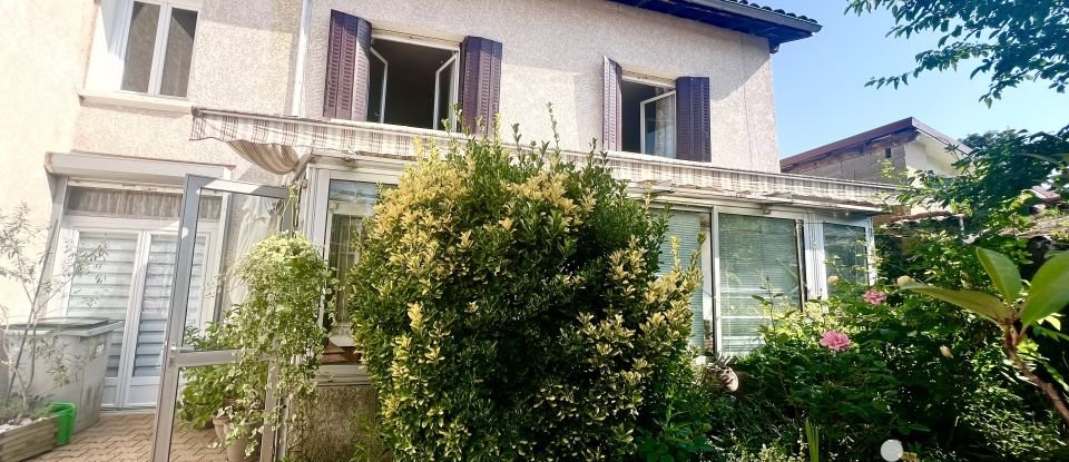 Maison 8 pièces de 265 m² à Fareins (01480)