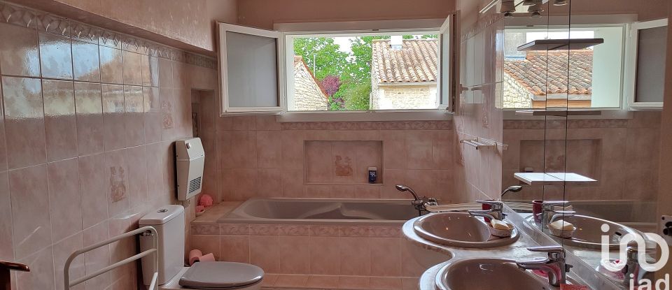 Village house 8 rooms of 212 m² in Aigrefeuille-d'Aunis (17290)