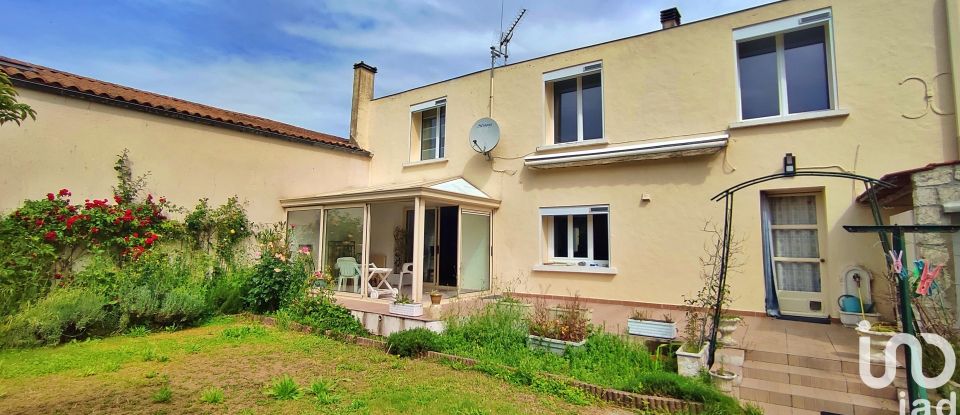 Village house 8 rooms of 212 m² in Aigrefeuille-d'Aunis (17290)