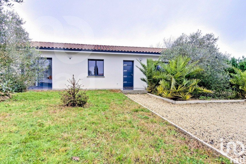 House 4 rooms of 104 m² in Cussac-Fort-Médoc (33460)