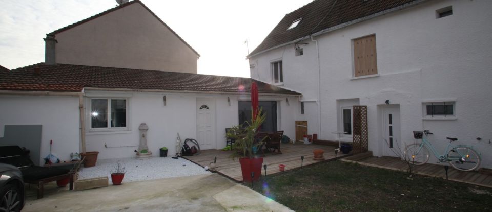 House 6 rooms of 107 m² in Roissy-en-France (95700)