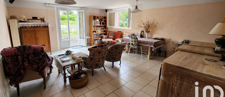 Traditional house 6 rooms of 208 m² in Béhasque-Lapiste (64120)