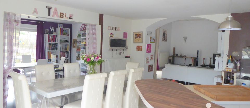 House 8 rooms of 215 m² in Mettray (37390)