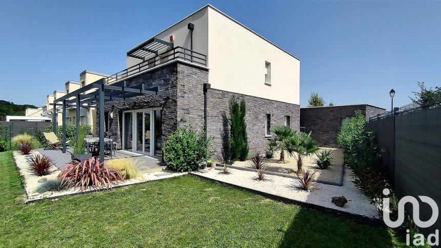 Architect house 6 rooms of 127 m² in Mennecy (91540)